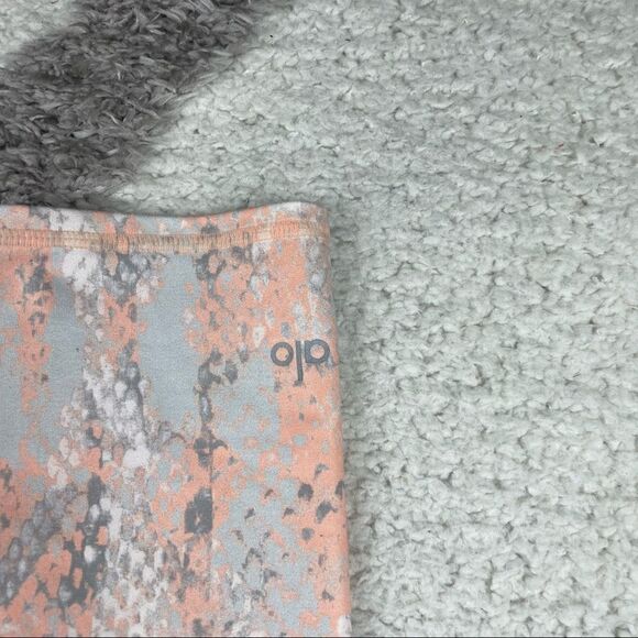 Womens Alo Cropped Leggings  - Picture 4 of 4